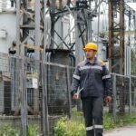 Trabajador de mantenimiento caminando en una subestación eléctrica